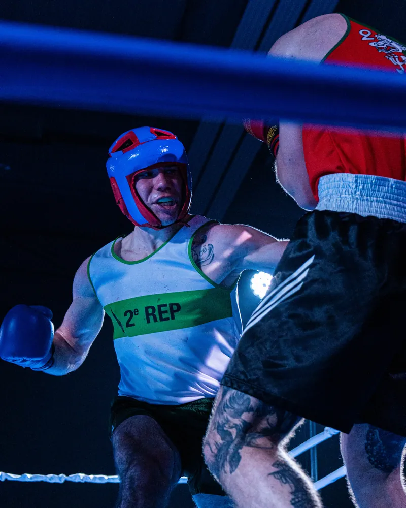 Boxeur du 2e REP au casque bleu en pleine action, protège-dents visible