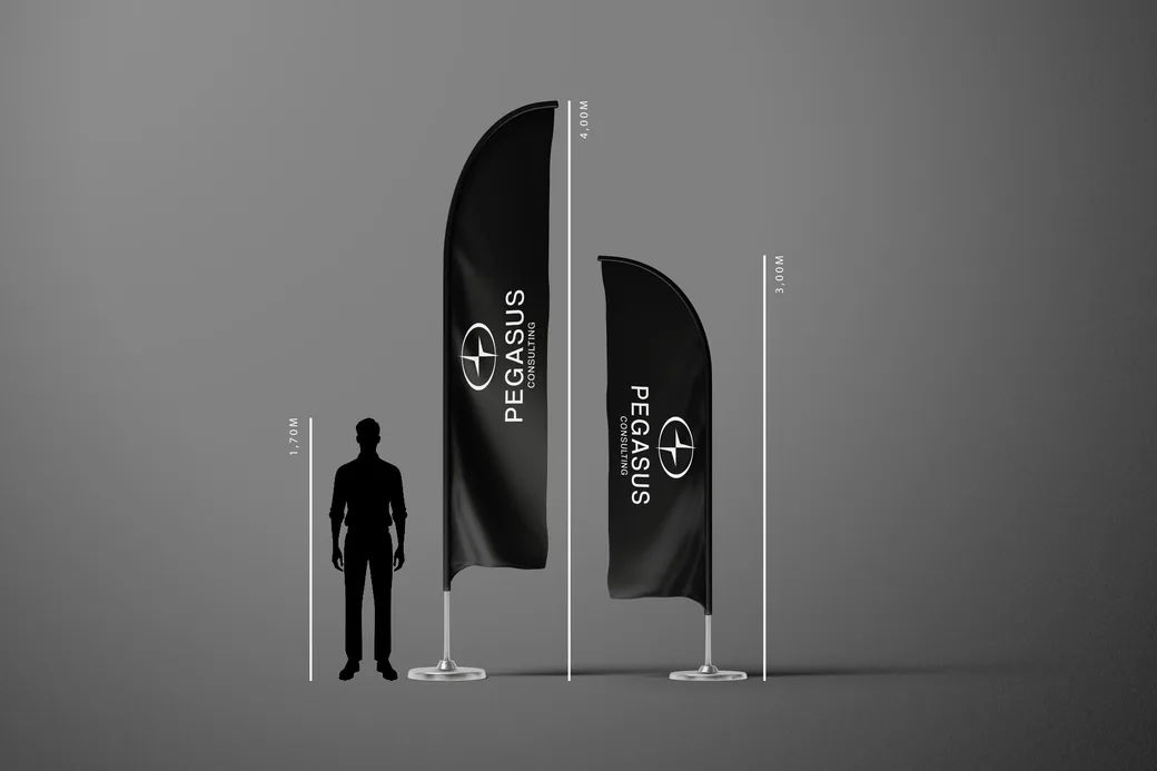 Beach flags plume Pegasus Consulting de 3 et 4 mètres, présentés avec une échelle humaine